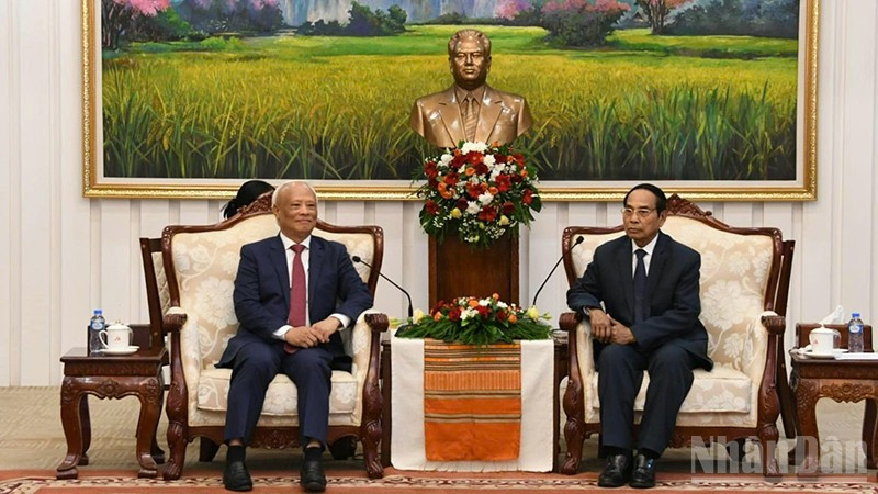 Đồng chí Bounthong Chitmany (bìa phải) tiếp đồng chí Uông Chu Lưu, Chủ tịch Ủy ban Hòa bình Việt Nam. (Ảnh: DUY TOÀN)