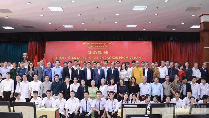 Các đại biểu chụp ảnh sau buổi nói chuyện. (Ảnh: DUY TOÀN)