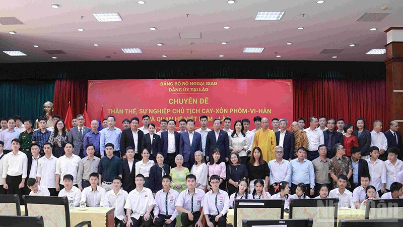 Các đại biểu chụp ảnh sau buổi nói chuyện. (Ảnh: DUY TOÀN)