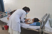 Bệnh nhân bị ngộ độc thực phẩm nghi do ăn bánh mì đang điều trị tại Bệnh viện Sản-Nhi tỉnh Quảng Ngãi.