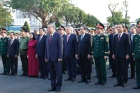 Tổng Bí thư Tô Lâm và các đại biểu dâng hoa, dâng hương tại Tượng đài Chiến thắng. (Ảnh: Thống Nhất/TTXVN)