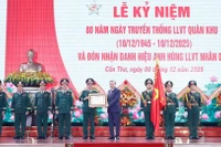 Tổng Bí thư Tô Lâm, Bí thư Quân ủy Trung ương trao Danh hiệu Anh hùng lực lượng vũ trang nhân dân tặng Quân khu 9. (Ảnh: Thống Nhất/TTXVN)