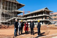 Đại diện lãnh đạo xã Si Pa Phìn kiểm tra tiến độ, chất lượng thi công Trường liên cấp Si Pa Phìn.