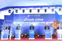 Lãnh đạo tỉnh Tuyên Quang và lãnh đạo Hệ thống Y tế Hùng Vương thực hiện nghi thức khởi công dự án.