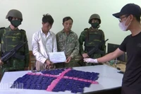 Hai đối tượng Mùa A Vàng và Mùa A Chống Khua bị bắt giữ cùng tang vật.