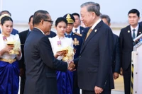 Lễ đón Tổng Bí thư Tô Lâm cùng Đoàn đại biểu cấp cao Đảng, Nhà nước Việt Nam tại Sân bay Quốc tế Techo, thủ đô Phnom Penh. (Ảnh: Dương Giang/TTXVN)