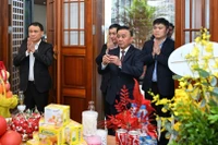 Thường trực Ban Bí thư Trần Cẩm Tú thắp nén hương tưởng nhớ Tổng Bí thư Nguyễn Phú Trọng. (Ảnh: DUY LINH)