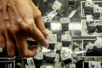 Các món trang sức bạc được trưng bày tại một tiệm vàng bạc ở Indonesia. (Ảnh: Tân Hoa xã)