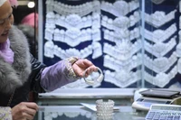 Những món đồ trang sức thủ công bằng bạc tại thành phố Kaili, tỉnh Quý Châu, tây nam Trung Quốc. (Ảnh: Tân Hoa xã)