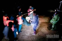 Lực lượng chức năng di dời khẩn cấp người dân trong đêm.