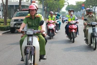 Lực lượng Công an tuần tra cùng các thành viên trong tổ phòng chống tội phạm trên địa bàn phường Vĩnh Hội. 