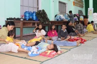 Sáng 6/11, người dân ven biển thôn Thạnh Đức 2 có nhà ở không kiên cố được chính quyền phường Sa Huỳnh, tỉnh Quảng Ngãi sơ tán đến ở tạm Nhà văn hóa tổ dân phố để tránh bão số 13.