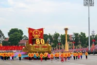 Xe mô hình Quốc huy nước Cộng hòa xã hội chủ nghĩa Việt Nam diễu hành qua lễ đài. (Ảnh: DUY LINH)