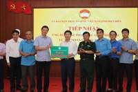 Lãnh đạo Tập đoàn Công nghiệp cao-su Việt Nam trao kinh phí ủng hộ Điện Biên khắc phục hậu quả thiên tai tại vùng lũ quét.