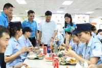 “Bữa cơm công đoàn” - một hoạt động thiết thực và nhân văn, góp phần xây dựng quan hệ lao động hài hòa, ổn định và tiến bộ. (Ảnh: NGỌC ÁNH)