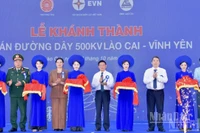 Phó Thủ tướng Chính phủ Hồ Đức Phớc cùng các đồng chí lãnh đạo thực hiện nghi thức cắt băng khánh thành Dự án đường dây 500kV Lào Cai-Vĩnh Yên. (Ảnh: Thanh Giang)