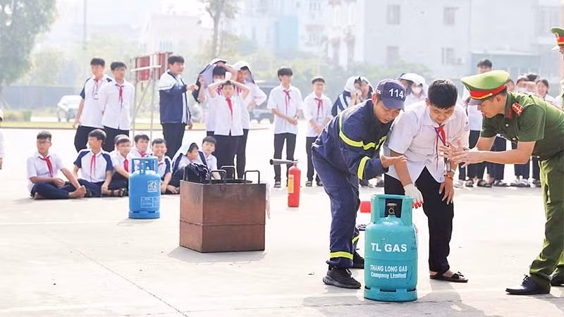 Cán bộ Phòng Cảnh sát phòng cháy, chữa cháy và cứu nạn, cứu hộ hướng dẫn học sinh cách xử lý đám cháy và thoát nạn.