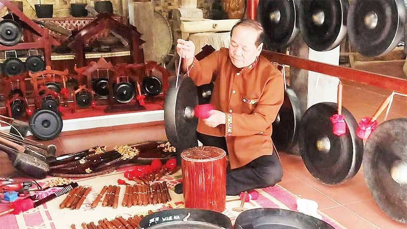 Ông Bùi Thanh Bình thử âm thanh của chiêng Mường.