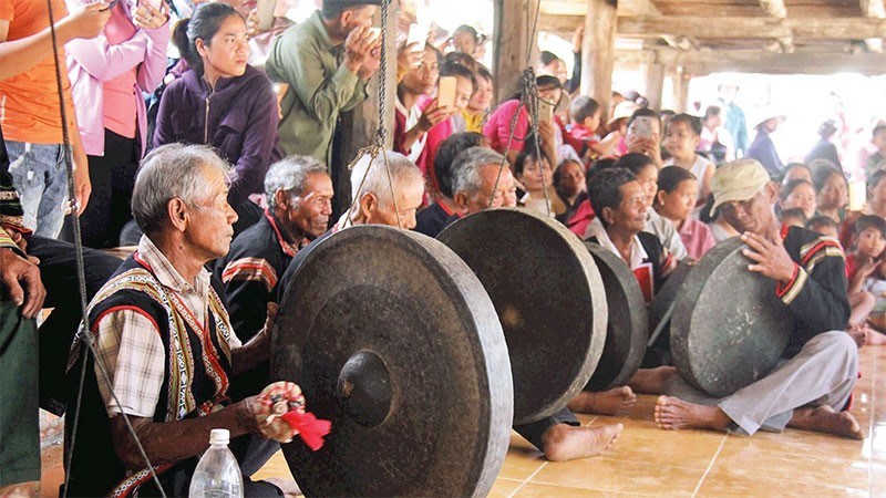 Hoạt động văn nghệ quần chúng góp phần làm phong phú đời sống tinh thần ở khu dân cư. (Ảnh LÊ TIỀN)