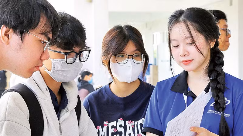 Tình nguyện viên Trường đại học Mở Thành phố Hồ Chí Minh tận tình hướng dẫn tân sinh viên.