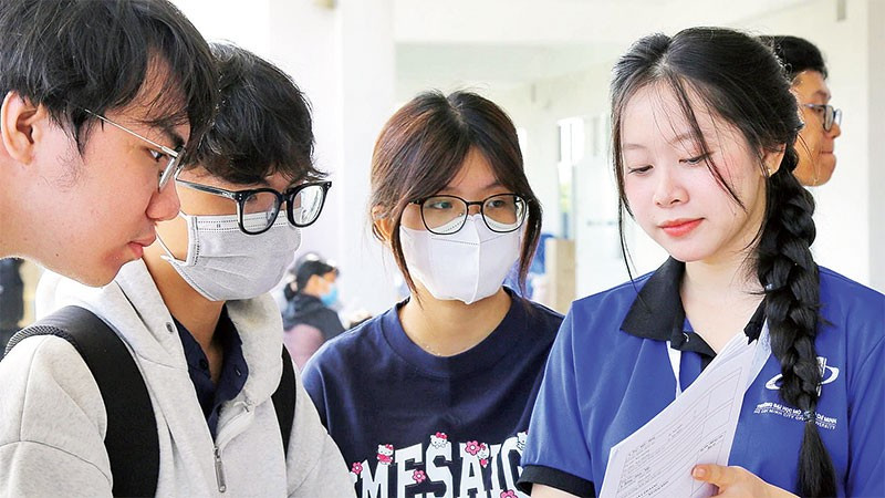 Tình nguyện viên Trường đại học Mở Thành phố Hồ Chí Minh tận tình hướng dẫn tân sinh viên.