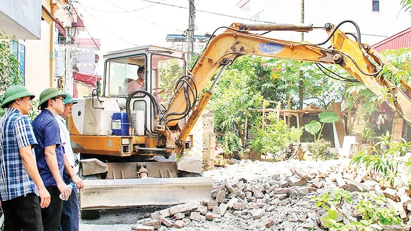 Lực lượng chức năng xã Mỹ Đức cưỡng chế công trình vi phạm trên địa bàn. (Ảnh BIÊN PHẠM)