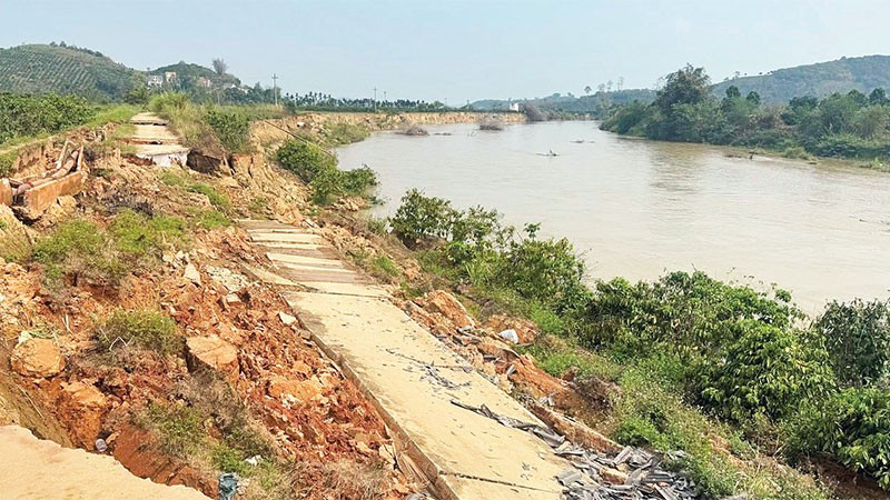 Nhiều diện tích cà-phê của người dân và hàng trăm mét đường giao thông nội vùng tại xã Nâm Nung bị sạt lở.