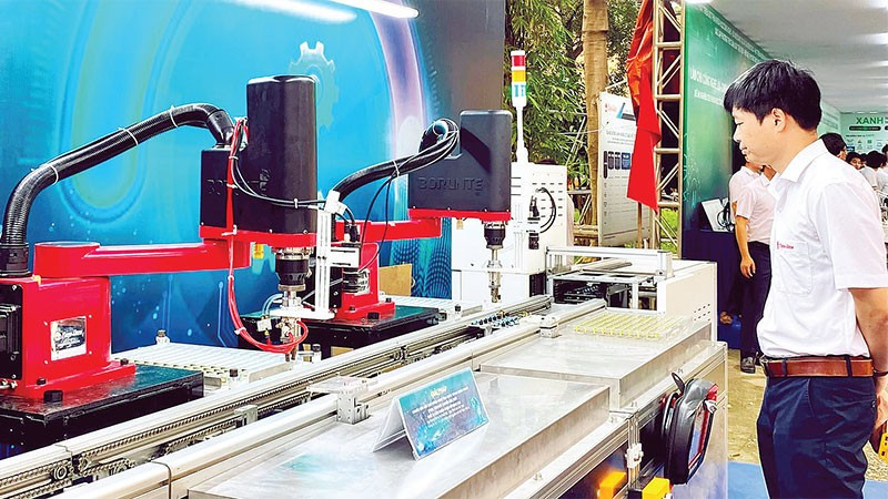 Mô hình dây chuyền sản xuất tự động ứng dụng công nghệ Vision Guided Robotics (VGR) của Công ty cổ phần Bóng đèn Phích nước Rạng Đông.