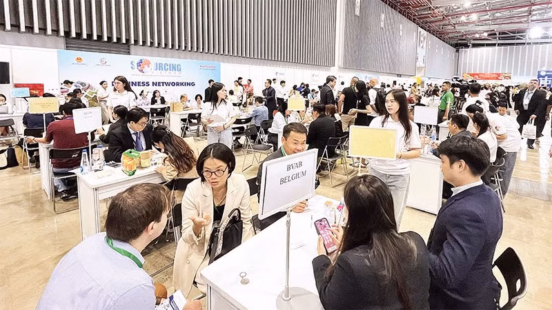 Nhà mua hàng ở châu Âu giao thiệp, tìm kiếm nhà cung cấp ở Việt Nam tại sự kiện kết nối chuỗi cung ứng hàng hóa quốc tế năm 2025 tại Thành phố Hồ Chí Minh đầu tháng 9/2025. (Ảnh CTV)