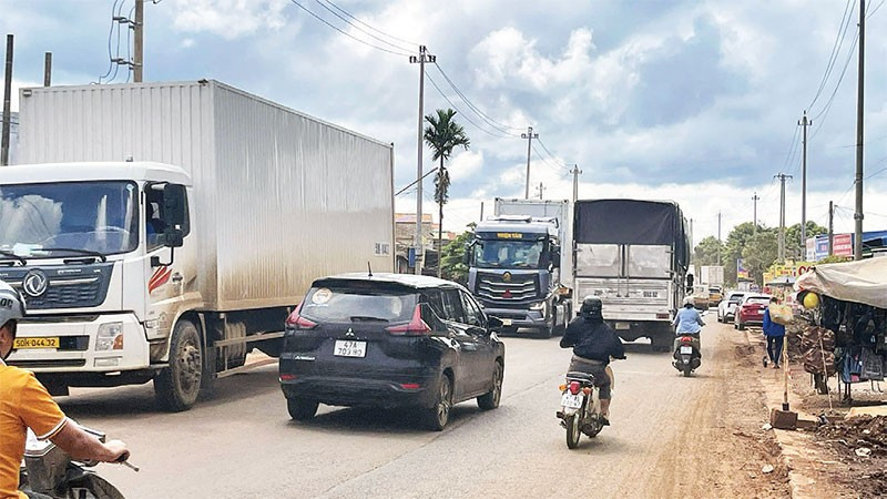 Vào vụ thu hoạch sầu riêng, lượng phương tiện tham gia giao thông trên Quốc lộ 26 đoạn qua xã Ea Knuếc và Krông Pắc, tỉnh Đắk Lắk tăng đột biến.