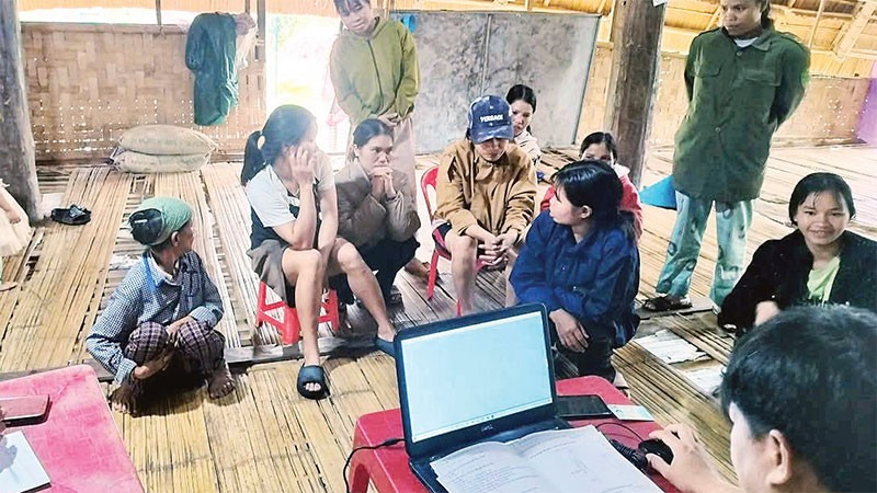 Tổ công tác lưu động xã Đăk Kôi hỗ trợ người dân làm thủ tục hành chính.