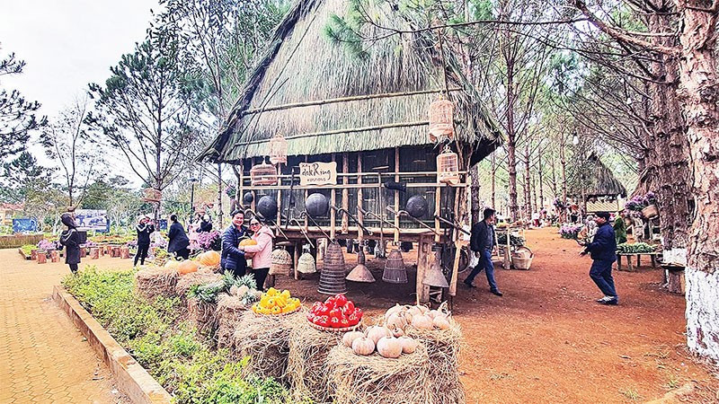 Du khách thích thú trải nghiệm, check-in các đặc sản địa phương tại Măng Đen.