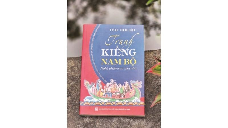 Bìa cuốn sách “Tranh kiếng Nam Bộ-Nghệ phẩm của mọi nhà” của tác giả Huỳnh Thanh Bình. (Ảnh QUỲNH MY)