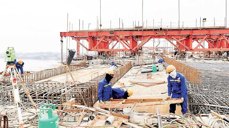 Kỹ sư, công nhân thi công cầu Kênh Vàng.