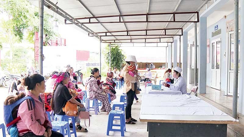 Người dân đến khám, chữa bệnh tại Trạm y tế xã Khun Há.