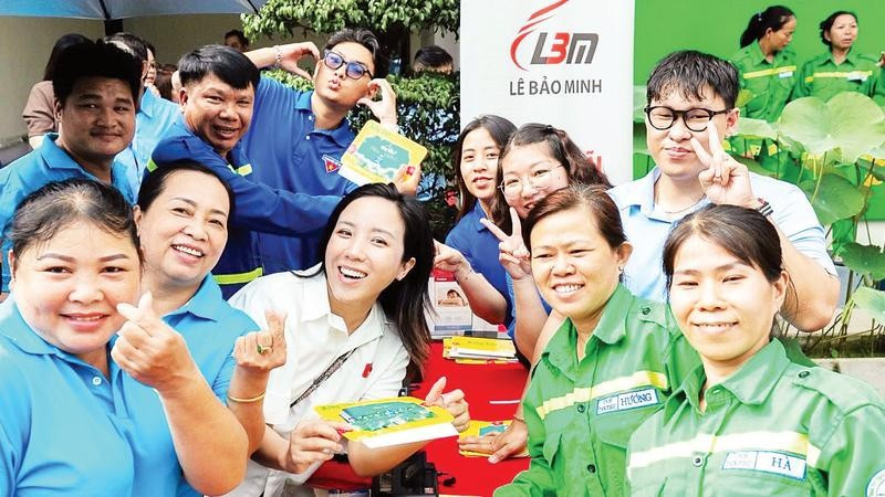 Công nhân vệ sinh, môi trường đô thị hòa cùng niềm vui với “Xây Tết 2026”.