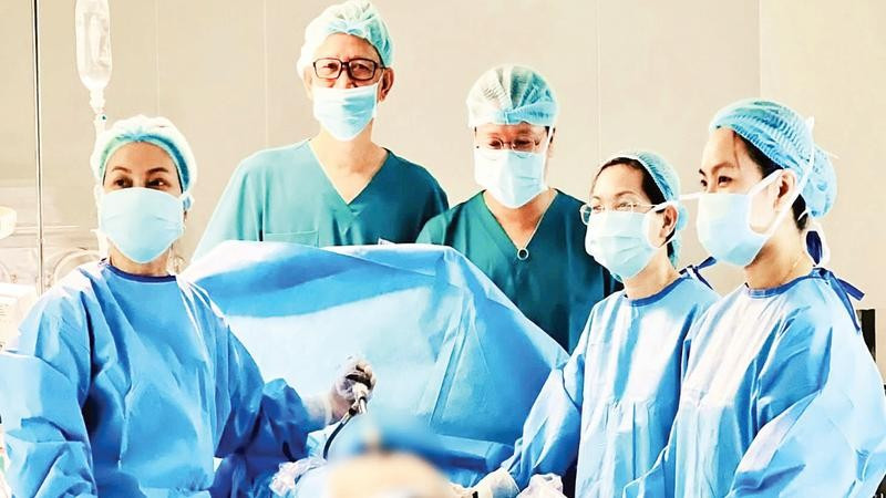 Ê-kíp bác sĩ Bệnh viện Từ Dũ cơ sở 2 thực hiện ca phẫu thuật nội soi.