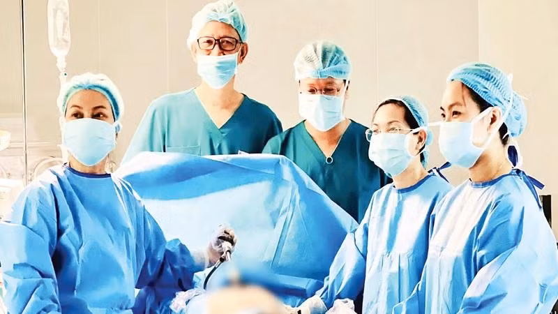 Ê-kíp bác sĩ Bệnh viện Từ Dũ cơ sở 2 thực hiện ca phẫu thuật nội soi.