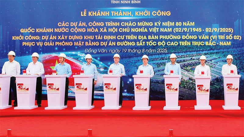 Phó Thủ tướng Trần Hồng Hà và các đại biểu thực hiện nghi thức khởi công Dự án Xây dựng khu tái định cư trên địa bàn phường Đồng Văn, Ninh Bình.