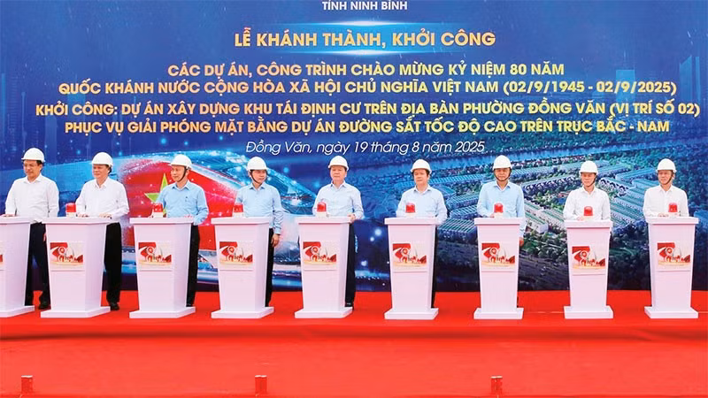 Phó Thủ tướng Trần Hồng Hà và các đại biểu thực hiện nghi thức khởi công Dự án Xây dựng khu tái định cư trên địa bàn phường Đồng Văn, Ninh Bình.