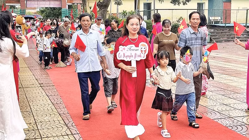 Phụ huynh học sinh và thầy, cô giáo Trường tiểu học Cẩm Văn đồng hành cùng các con vào lớp 1.