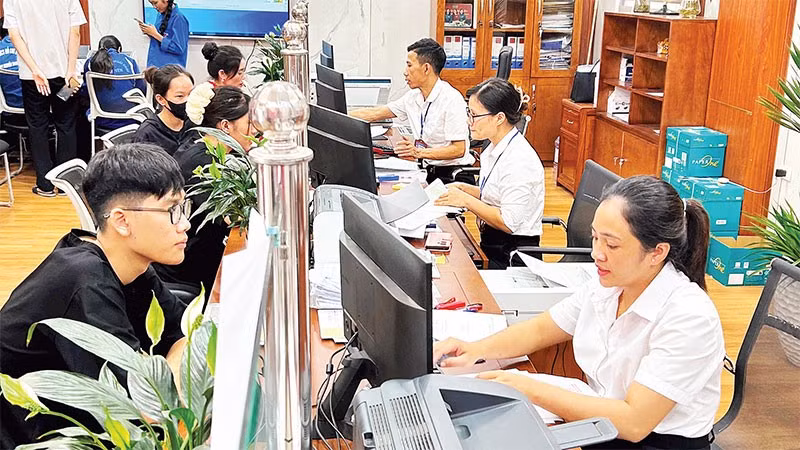 Trung tâm Phục vụ hành chính công xã Việt Tiến, tỉnh Hưng Yên phục vụ nhân dân. (Ảnh PHẠM HÀ)