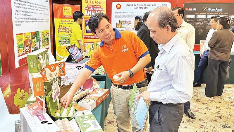 Người tiêu dùng tìm hiểu sản phẩm trứng gia cầm tại một sự kiện do HUBA tổ chức mới đây.