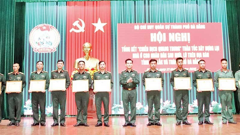 Trao thưởng các tập thể, cá nhân có thành tích xuất sắc trong “Chiến dịch Quang Trung”. (Ảnh TRỌNG HUY)