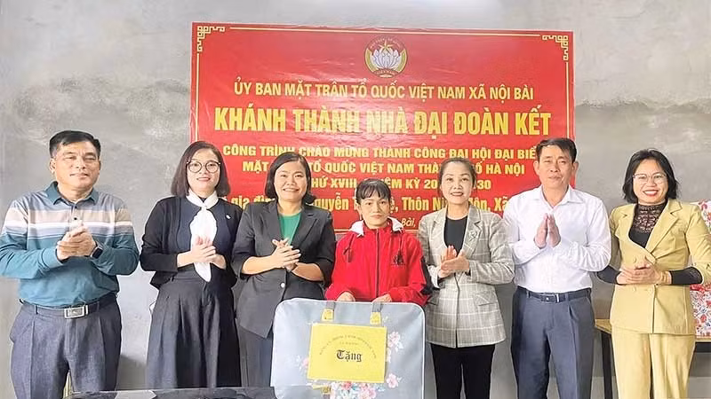 Những ngôi nhà Đại đoàn kết được trao cho những hộ gia đình khó khăn ở xã Nội Bài đúng dịp Tết Nguyên đán Bính Ngọ giúp các hộ đón Tết trong ấm áp, yêu thương.