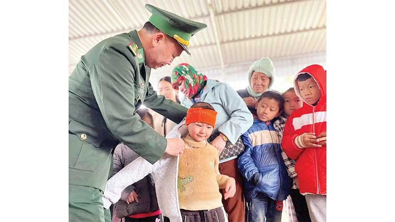 Trao áo ấm tặng các cháu nhỏ ở bản Na Cáng, xã Na Ngoi.