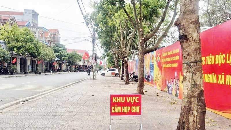 Một khu vực trung tâm xã trước đây vốn là "chợ cóc", nay đã được xử lý triệt để. (Ảnh Việt Hoàng)