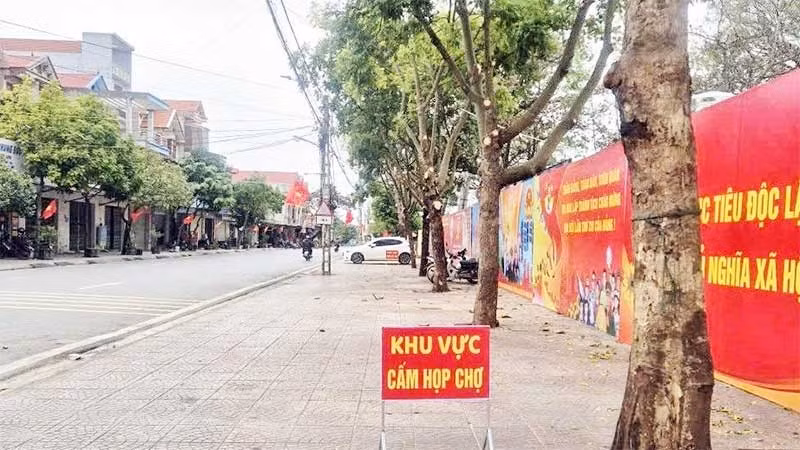 Một khu vực trung tâm xã trước đây vốn là "chợ cóc", nay đã được xử lý triệt để. (Ảnh Việt Hoàng)