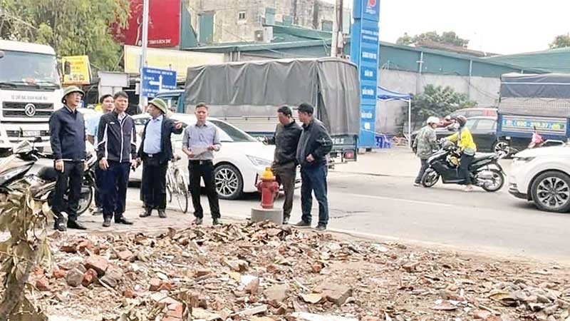 Lãnh đạo Ủy ban nhân dân phường Vĩnh Hưng thường xuyên kiểm tra công tác giải phóng mặt bằng đường Lĩnh Nam.