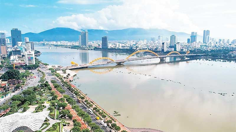 Toàn cảnh khu vực trung tâm thành phố Đà Nẵng nhìn từ sông Hàn.